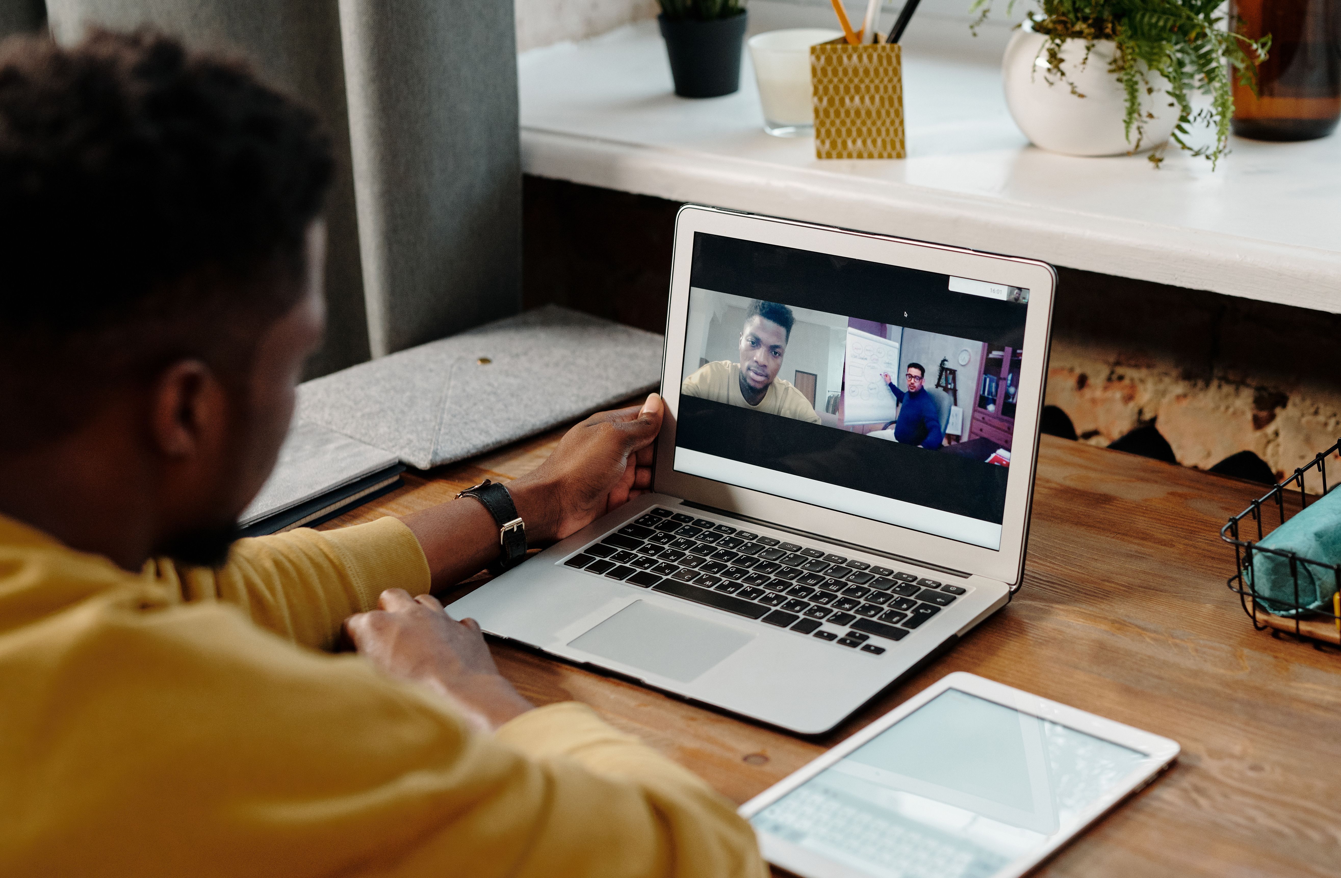 Online Education Guide: Basics, Benefits, and Learning Tips