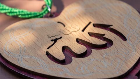 Islamic Calligraphy Pendants: A Complete Guide to Designs, Meaning, and Styles