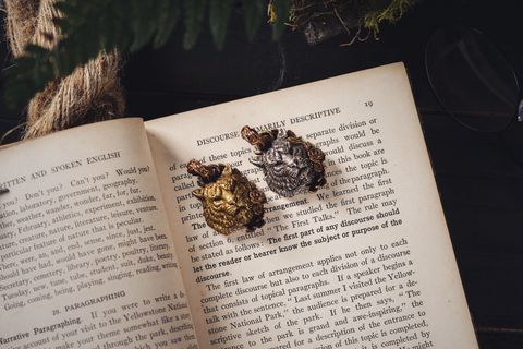 English Victorian Brooches: A Complete Guide to Antique Jewellery Appraisal, History, and Traditional Designs